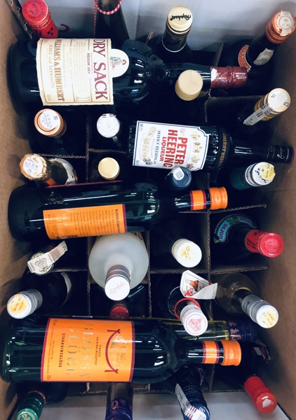 Kasse m. sherry, spritus, vin gløgg m.v. (29 enheder) - herunder Williams & Humbert Dry Sack Medium Dry Sherry, Dubonnet Grand Vin Apéritif, Blossa Glögg, Raphaaël Doré Gold, Galliano m.fl.
