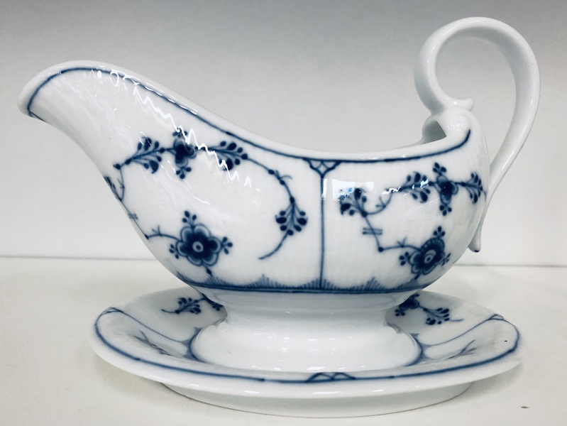 Royal Copenhagen Musselmalet Riflet saucekande m. fast fod (dekorations nr.: 1/200)