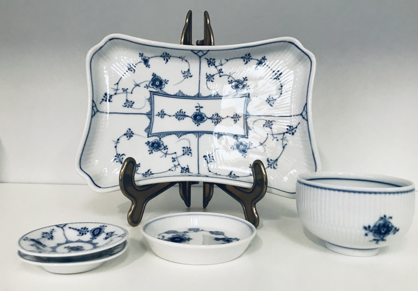 Royal Copenhagen Musselmalet Riflet: bakke/fad (dekorations nr.: 1/269), skål (dekorations nr.: 576), 2 smørnæb (dekorations nr.: 1/7) samt asiet (dekorations nr.: 1/2185)