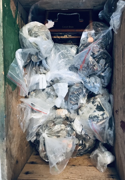 Stor samling af mønter i trækasse (der vurderes at være +20 kg)