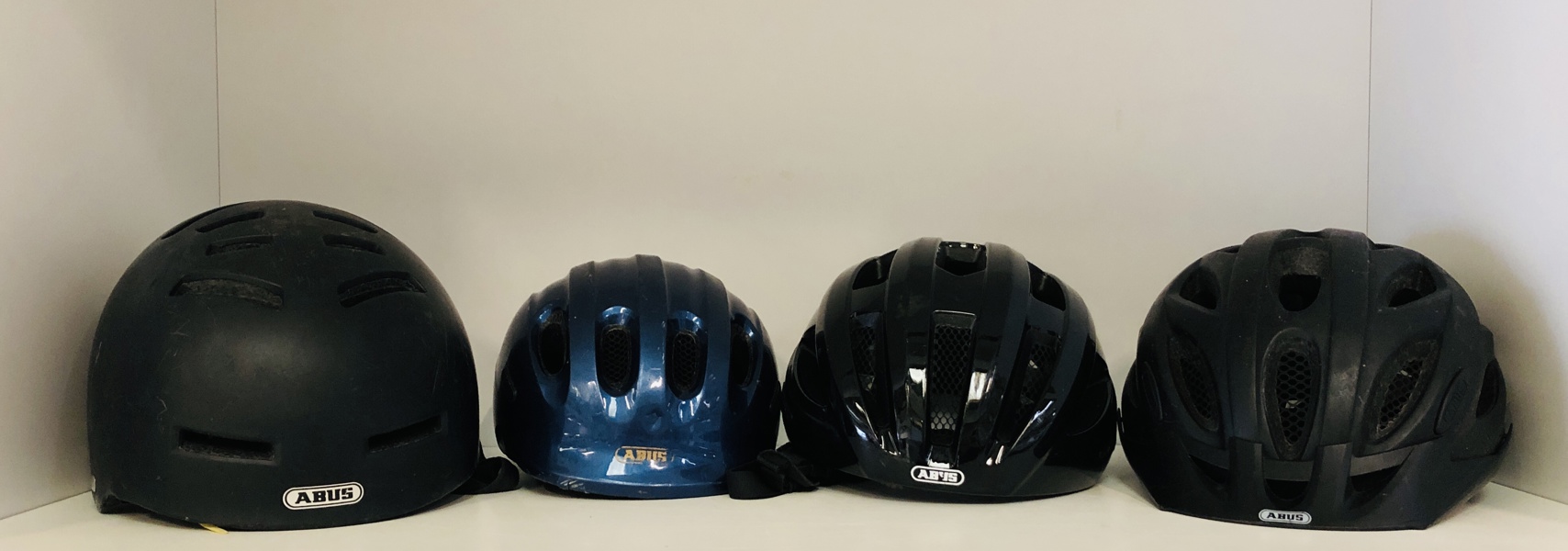 5  ABUS Cykelhjelme: ABUS Macator (52-58cm), ABUS Lane-U (56-62cm), ABUS Aven-U (58-63cm), ABUS Smiley 2.0 (50-55cm) samt sort hjelm (large)