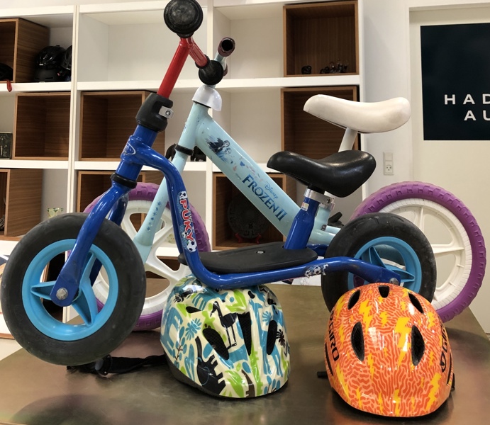 Puky løbecykel, Disney Frozen løbecykel, Giro Scamp hjelm (45-49cm) samt Biltex cykelhjelm (48-52cm)