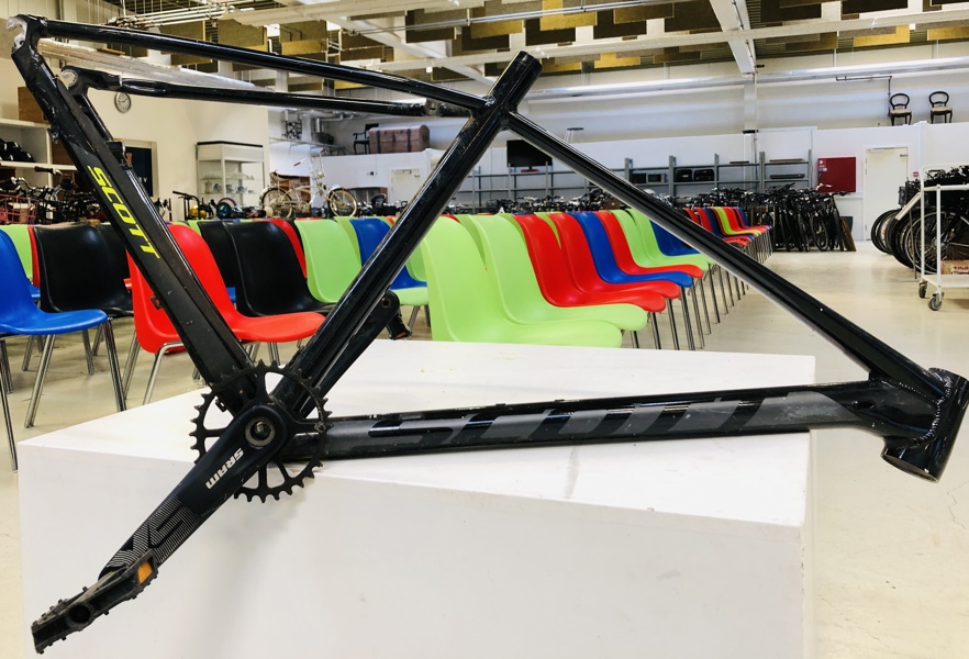 STEL: Scott Scale 970 black/yelleow hardtail mountainbike m. SRAM pedalarme (WECK1154P)