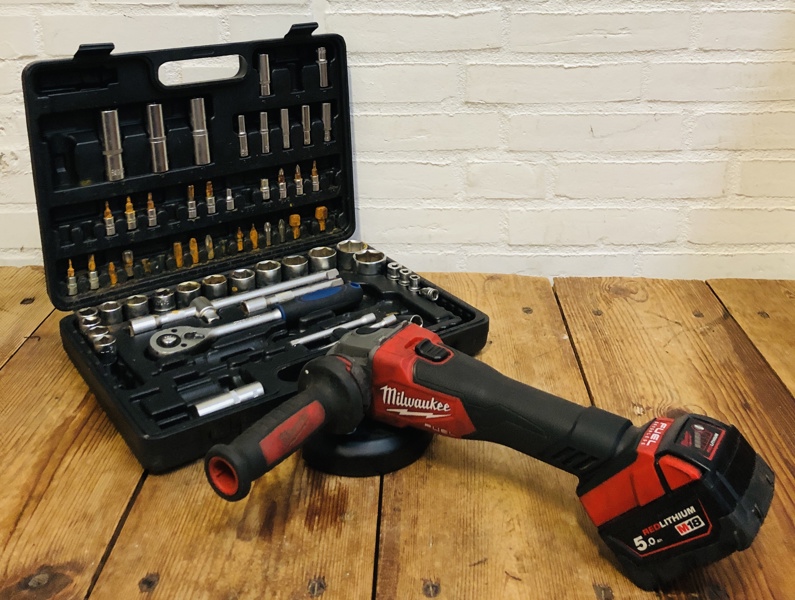 Milwaukee M18 FSAG125X (akku) vinkelsliber m. 5.0Ah M18 batteri samt topnøglesæt m. ca 63 dele (F 122, 178/24)