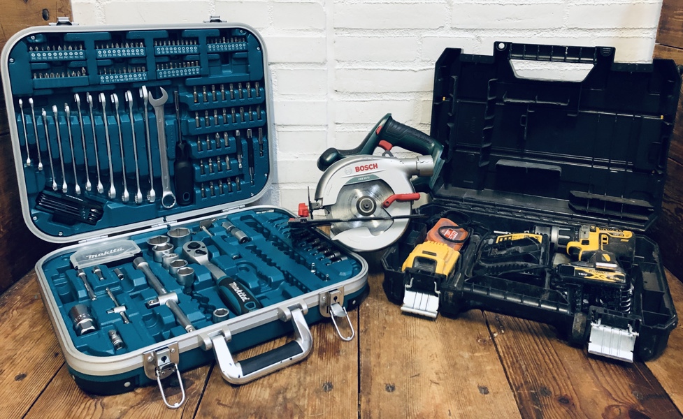 Samling m. elværktøj - herunder Dewalt DCD796NT slagboremaskinesæt m. DCB115 oplader samt 2 18V batteri, Bosch PKS 18 LI rundsav samt Makita topnøglesæt m. ca. 132 dele (F 177/24, 36, 67/25)