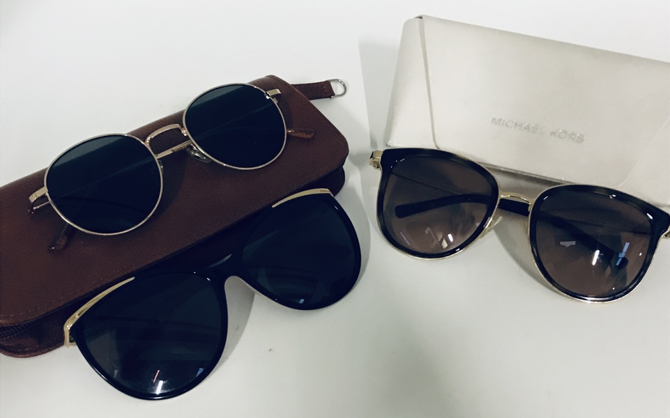 Ralph Lauren (RA5150) solbrille, Vincent Chase
Mid Gunmetal (VC S13137) solbrille, Michael Kors MK1010 Adrianna solbrille m. tilhørende etui samt brun clutch (B 383, 388, 426/25)