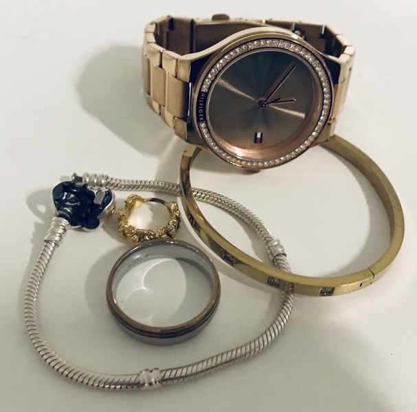 Smykker og ure - herunder Tommy Hilfiger ur, Nomination armring, Pandora armlænke (925), Camille Brinch ørering (925) m.v. (B 272, 373, 383 389, 415/25) 