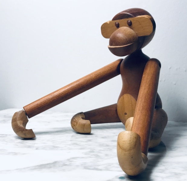Kay Bojesen træfigur (1886-1958): abe af teak- og limbatræ (20cm) - (Å 2025-1513)
