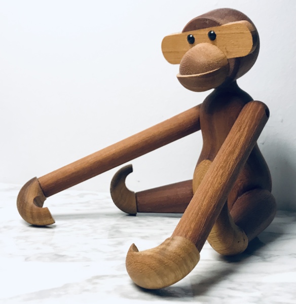 Kay Bojesen træfigur (1886-1958): abe af teak- og limbatræ (20cm) - (Å 2025-1513)