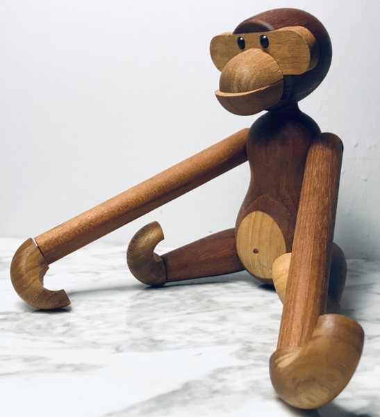 Kay Bojesen træfigur  (1886-1958): abe af teak- og limbatræ (20cm) - (Å 2025-1513)