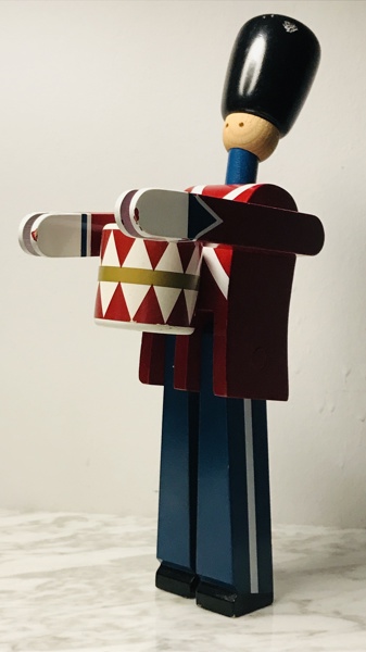 Kay Bojesen træfigur (1886-1958):  Garder m. tromme af bemalet bøgetræ (22,5cm) - (Å 2025-1513)