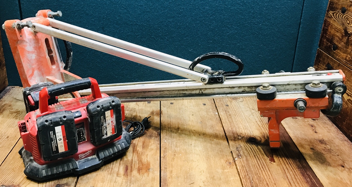 Gölz KB 110 V aluminiumskerneborestativ samt Milwaukee M1418C6 multiladestation m. 2 M18 2.0Ah og 1 M18 5,0Ah batteri  (Å 2025-0979)