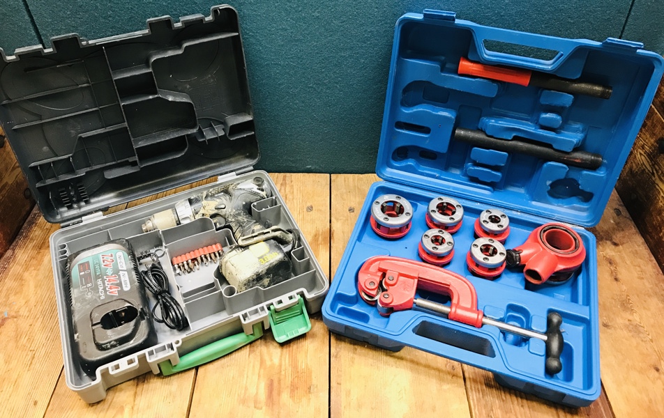 Powerfix gevindskæresæt (9 dele) samt Hitachi DS 14DMR skruetrækkersæt m. UC 14YFA oplader og 3,0Ah batteri (Å 2025-0979)