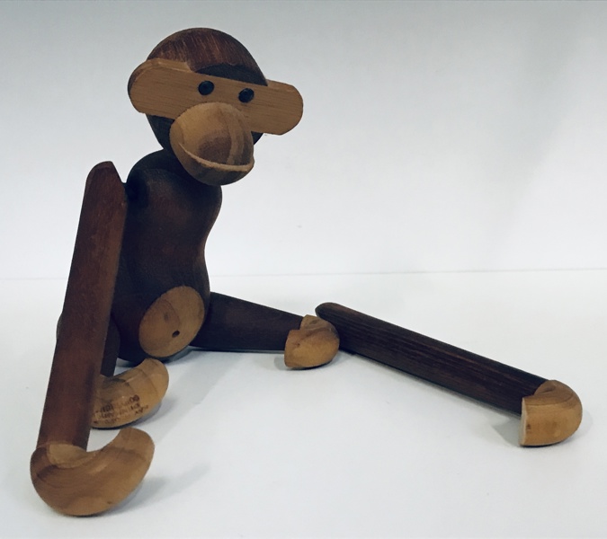 Kay Bojesen træfigur (1886-1958): abe af teak- og limbatræ (20cm) - (Å 2025-1513)