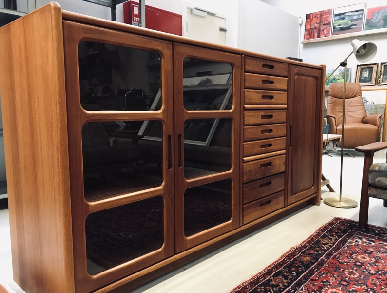 Dyrlund high-end skænk af massiv teak m. 9 skuffer, skab samt skat m. glas 