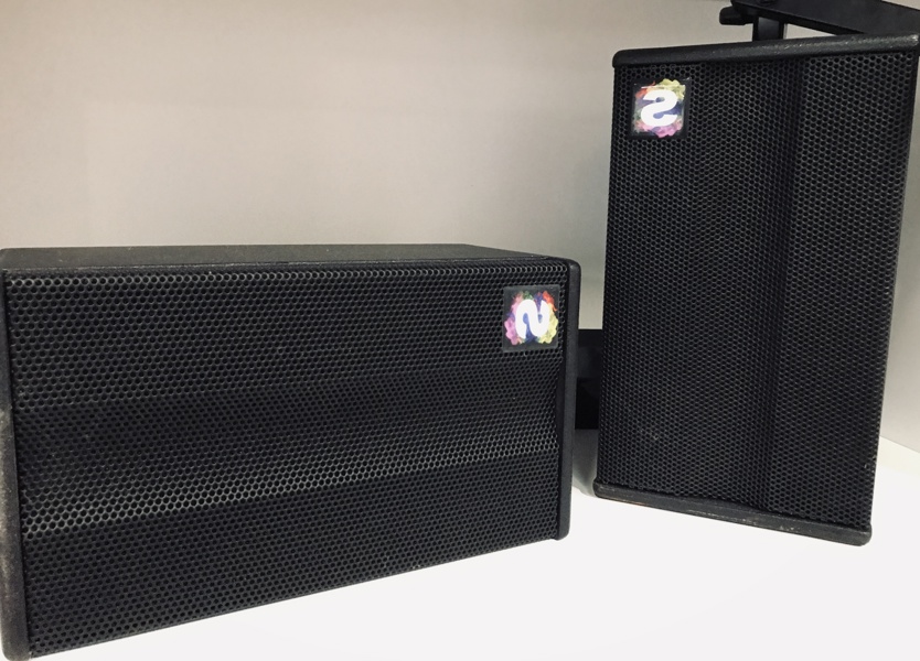 2 Qube NR-106 Reinforcement højtalere m. vægbeslag