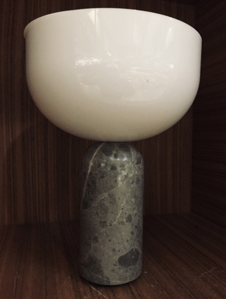 New Works Kizu Gris du Marais/White Acrylic bordlampe (transportabel) formgivet af Lars Tornøe