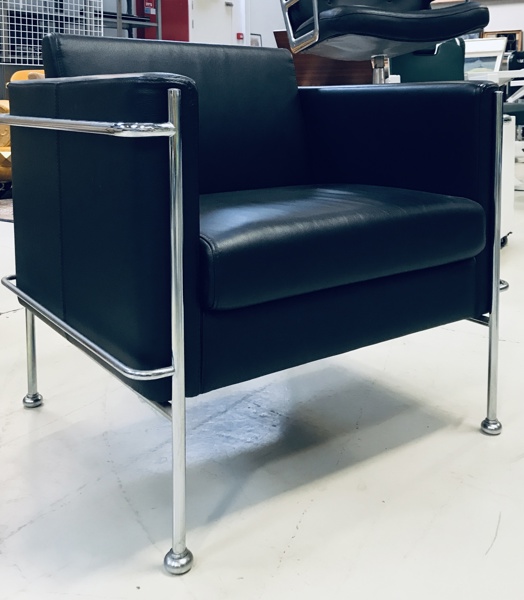 Italiensk Corinto loungestol beklædt i sort læder m. forkromet rørstel