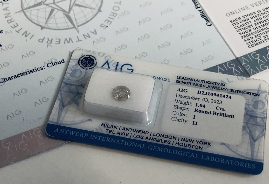 Ædelsten: Diamant (6,60X6,42X3,85mm) m. tilhørende AIG certifikat