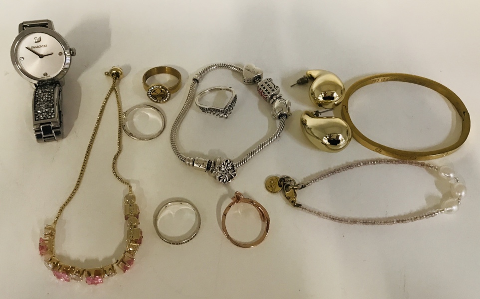 Samling af smykker og ur - herunder Pandora armlænke m. charms, Pandora ringe, Friihof+Siig, Swarovski Cosmic Rock ur m.v. (Å 2024-0775, 0902, 1124, 1125, 2025-1444)
