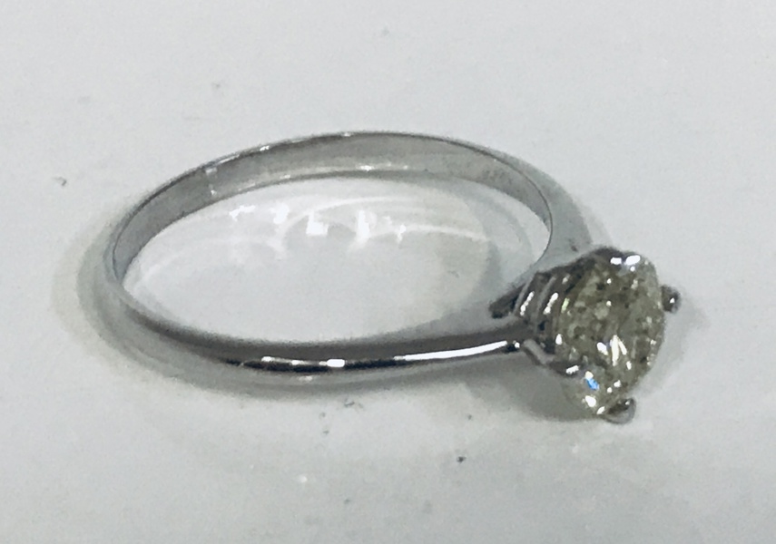 Guld: Solitaire ring udført i 14kt./585 prydet m. stor naturlig diamant