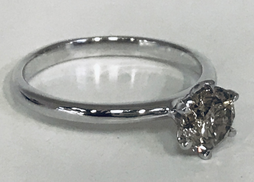 Guld: Solitaire ring udført i 14kt./585 prydet m. stor naturlig diamant