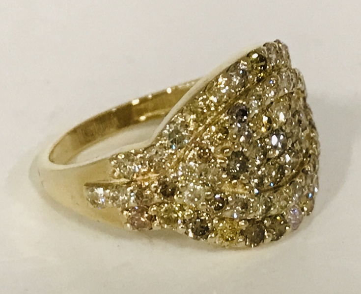 Guld: Pavé ring udført i 14kt./585 prydet m. 71 brillantslebne diamanter m. tilhørende IGI Certifikat