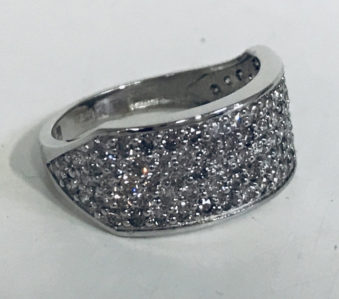 Guld: Pavé ring udført i 14kt./585 prydet m. 89 brillantslebne diamanter m. tilhørende IGI Certifikat