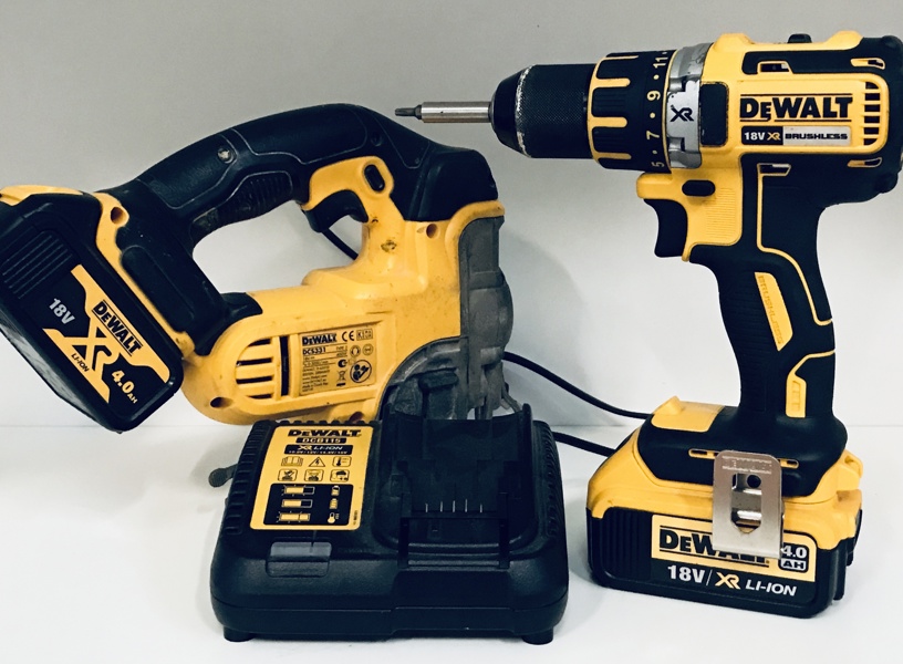 DeWalt: DCD790 skrue-/slagboremaskine, DCS331 stiksav, DCB115 lader samt 2 X 4,0Ah batterier (Å 108, 140)
