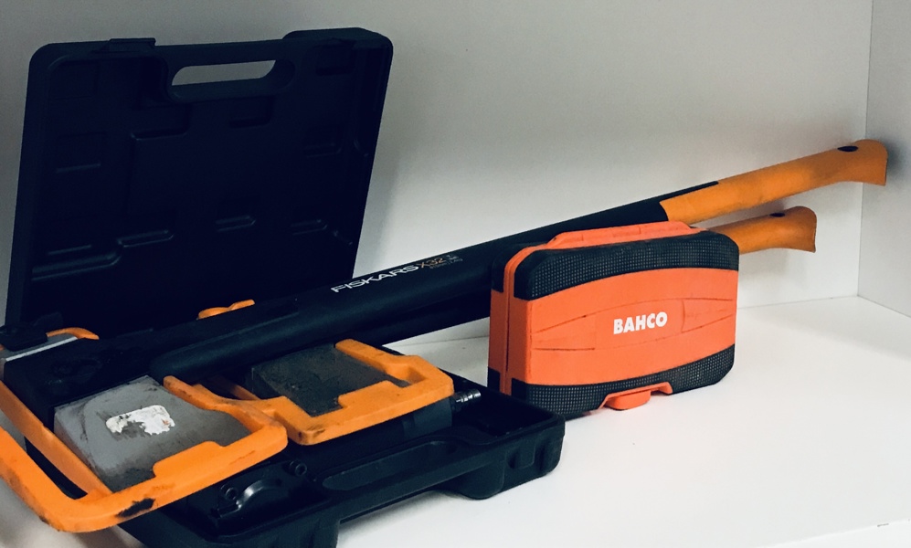 Fiskars X32 kløveøkse, Fiskars X17 kløveøkse, Probuilder 69380 klammepistol samt Bahco skralde-skruetrækkersæt m. bits & boltbits (Å 108, 140)