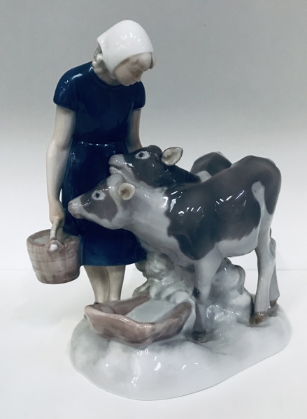 Bing & Grøndahl figur af porcelæn: 'Pige med kalve' (21cm)