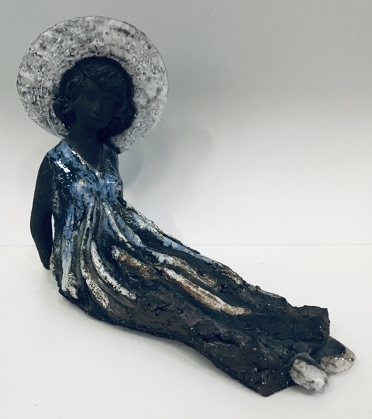 Damefigur af delvist glaseret lertøj (ubekendt kunstner)