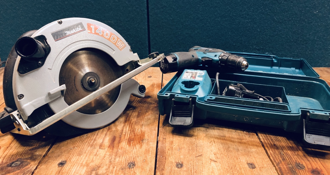 Makita 5705R rundsav (220V) samt Makita (DF330D) akku skruemaskine m. 2 10,8 batterier, lader og kuffert (Å)