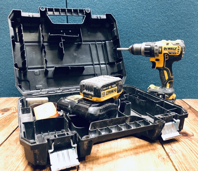 UDGÅR: DeWalt XR 18V (DCD796) akku slagbore-/skruemaskine, DeWalt XR (DCB115) lader, 2 DeWalt XR 18v 4.0Ah batterier samt kuffert