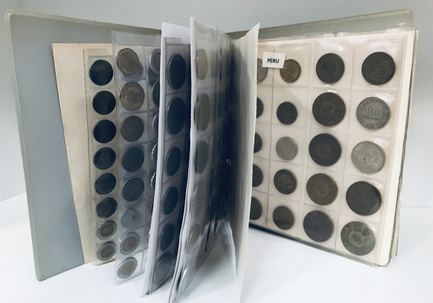 Samling af mønter i mappe - herunder Argentina, Peru, Chile, Brasilien, Mexico m.fl.