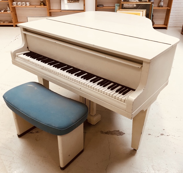 Andreas Christensen flygel udført i hvidlakeret træ prydet m. ben/ruller af messing (1900 tallet)