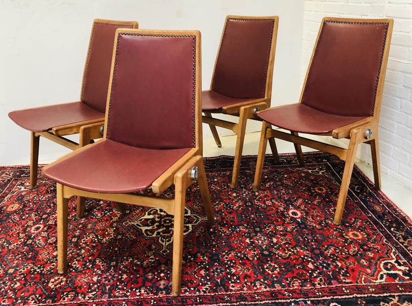 11 Antikke teaterstole m. sømbeslået sæde og ryg samt.  