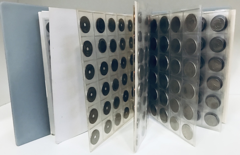 Samling af mønter i mappe - herunder Danmark, Norge og Sverige