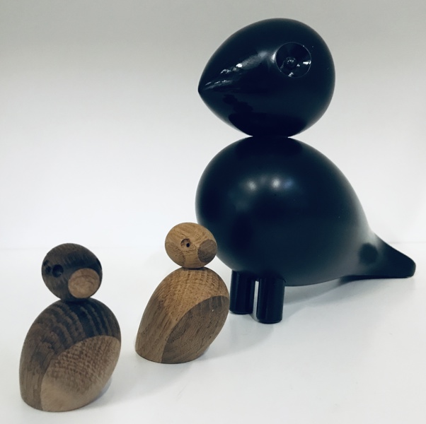 Kay Bojesen træfigur (1886-1958): Sangfugl Ravn (15cm) samt Spurvepar i egetræ/røget egetræ (6cm) - (Å 2025-1513)