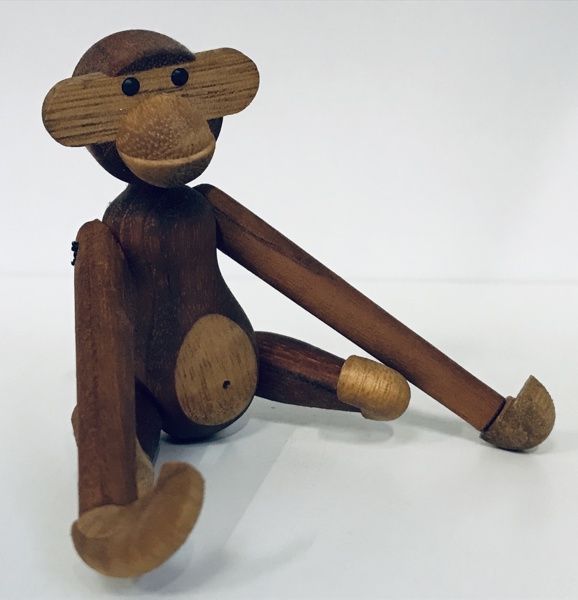 Kay Bojesen træfigur (1886-1958): abe af teak- og limbatræ