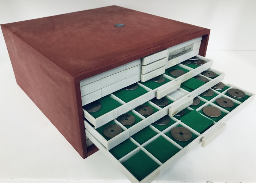 Samling af mønter i kabinet m. møntbakker - herunder USA, Tyskland, Norge m.v. 