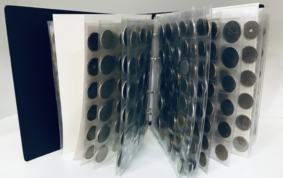 Samling af mønter i mappe - herunder Italien, Frankrig, Finland