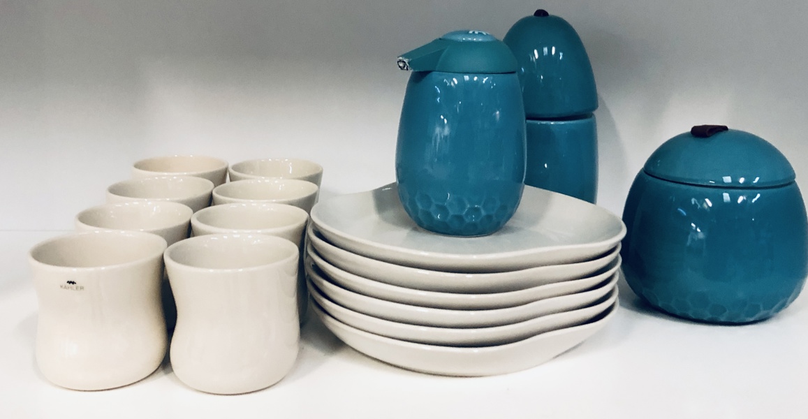 Samling af Kähler (ca. 20 enheder) - herunder Mano tallerkner og kopper, Furnid lågkrukker (3) samt sæbedispenser  