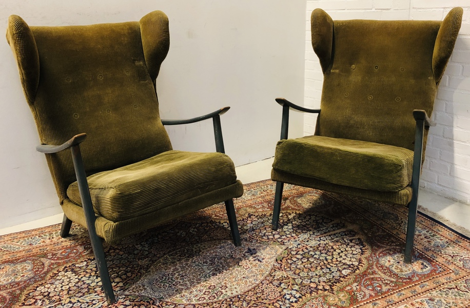 2 Mid-Century øreklapstole beklædt i grønt fløjl - tilskrives Parker Knoll