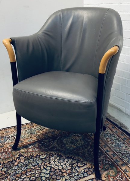 Progetti lounge-/armstol formgivet af Umberto Assago Progetti (f. 1949), fremstilet hos Giorgetti