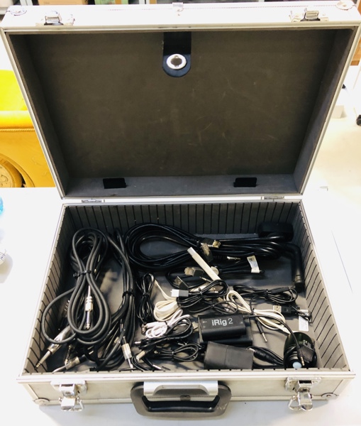 Samling af udstyr til guitar samt kabler/ledninger - heriblandt IK Multimedia iRig 2 Guitar-hovedtelefonforstærker, Adam Hall Professional Guitar Cable, USB-C kabler m.fl.