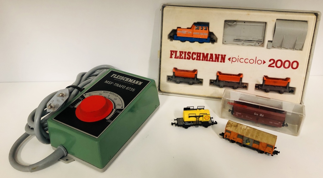 Fleischmann Piccolo H0: 2000 kultransport m tog i æske, 8520 Erz 3d vogn i æske, 2470 Chiquita godsvogn, 8400 Shell tankvogn m. 1 Fleischmann Msf Trafo 6735 Transformator