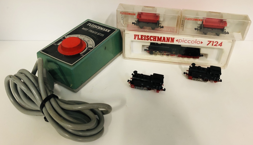 Fleischmann Piccolo H0: 7124 togsæt i æske, 2 stk. 7000 Dampflok Lok 7 "Maffei", 2 stk. 8500 tipvogne i æske m. 1 Fleischmann Msf Trafo 6735 Transformator