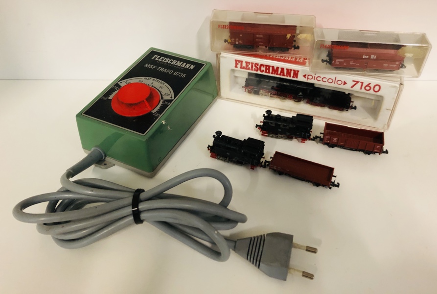 Fleischmann Piccolo H0: 7160 togsæt i æske, 2 stk. 7000 Dampflok Lok 7 "Maffei", 8388 godsvogn i æske, 8520 Erz 3d i æske, 2 stk. 2457 åben godsvogn m. 1 Fleischmann Msf Trafo 6735 Transformator
