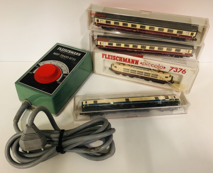 Fleischmann Piccolo H0: 7376 Elektrolokomotiv i æske, 8160 First Class passagervogn i æske, 8169 passagervogn i æske, 8190 bagagevogn i æske m. 1 Fleischmann Msf Trafo 6735 Transformator
